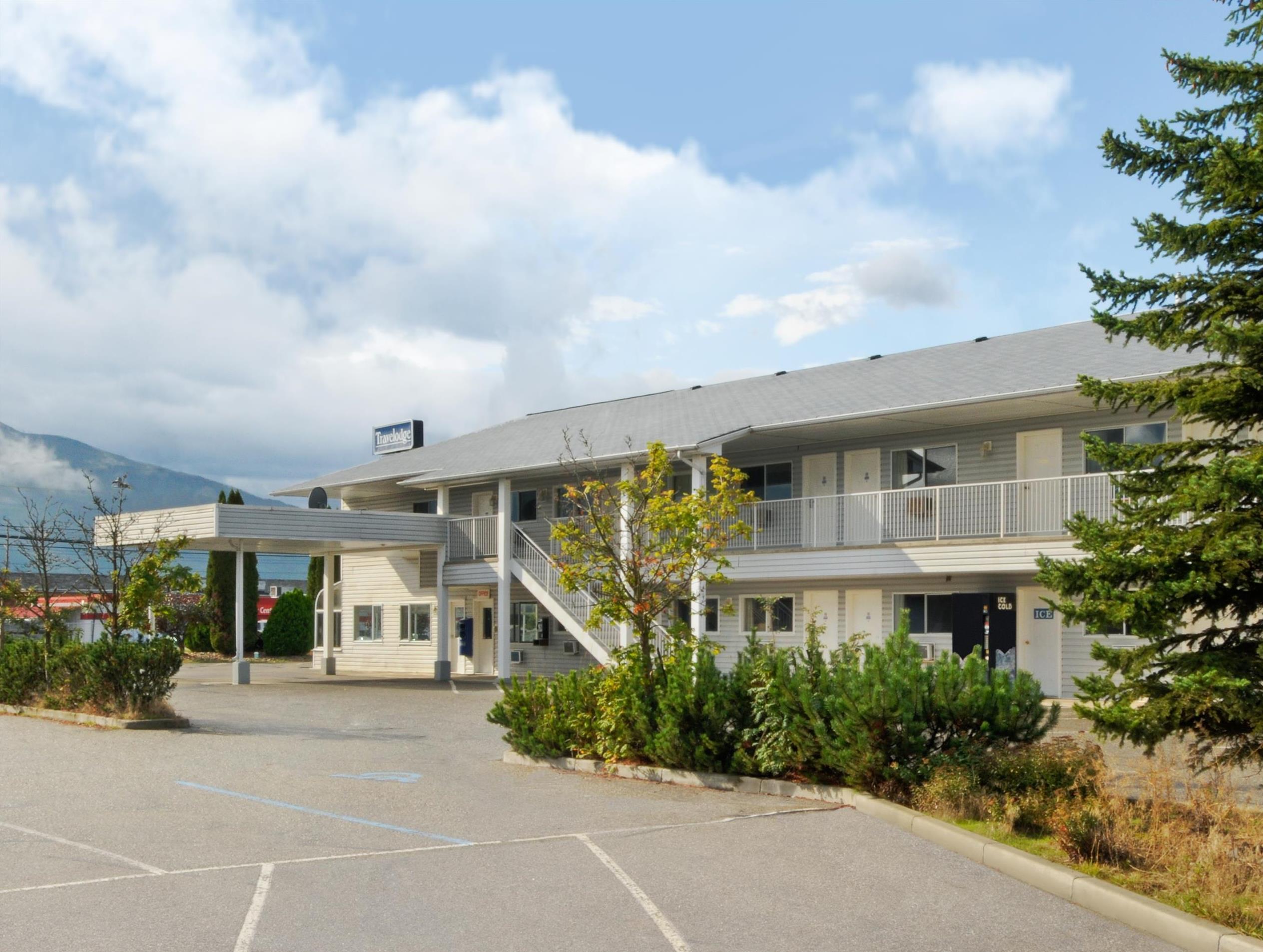 Travelodge By Wyndham Salmon Arm Bc Exterior photo