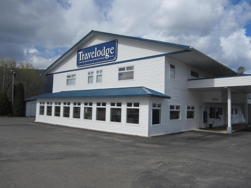 Travelodge By Wyndham Salmon Arm Bc Exterior photo